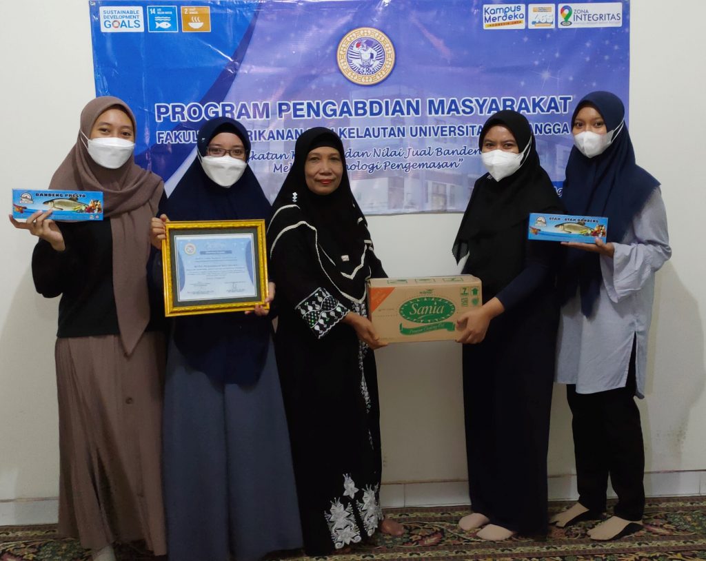 Penyerahan sejumlah bantuan untuk UMKM di Sukolilo dalam kegiatan pengabdian masyarakat FPK, Kamis (19/8/2021). (Foto: Tim FPK)