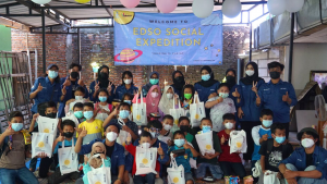 Hima EDSO UNAIR Ajak Anak-Anak Trosobo Belajar Bahasa Inggris Bersama