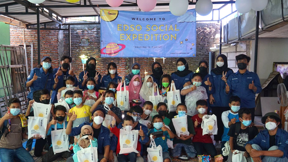 Hima EDSO UNAIR Ajak Anak-Anak Trosobo Belajar Bahasa Inggris Bersama