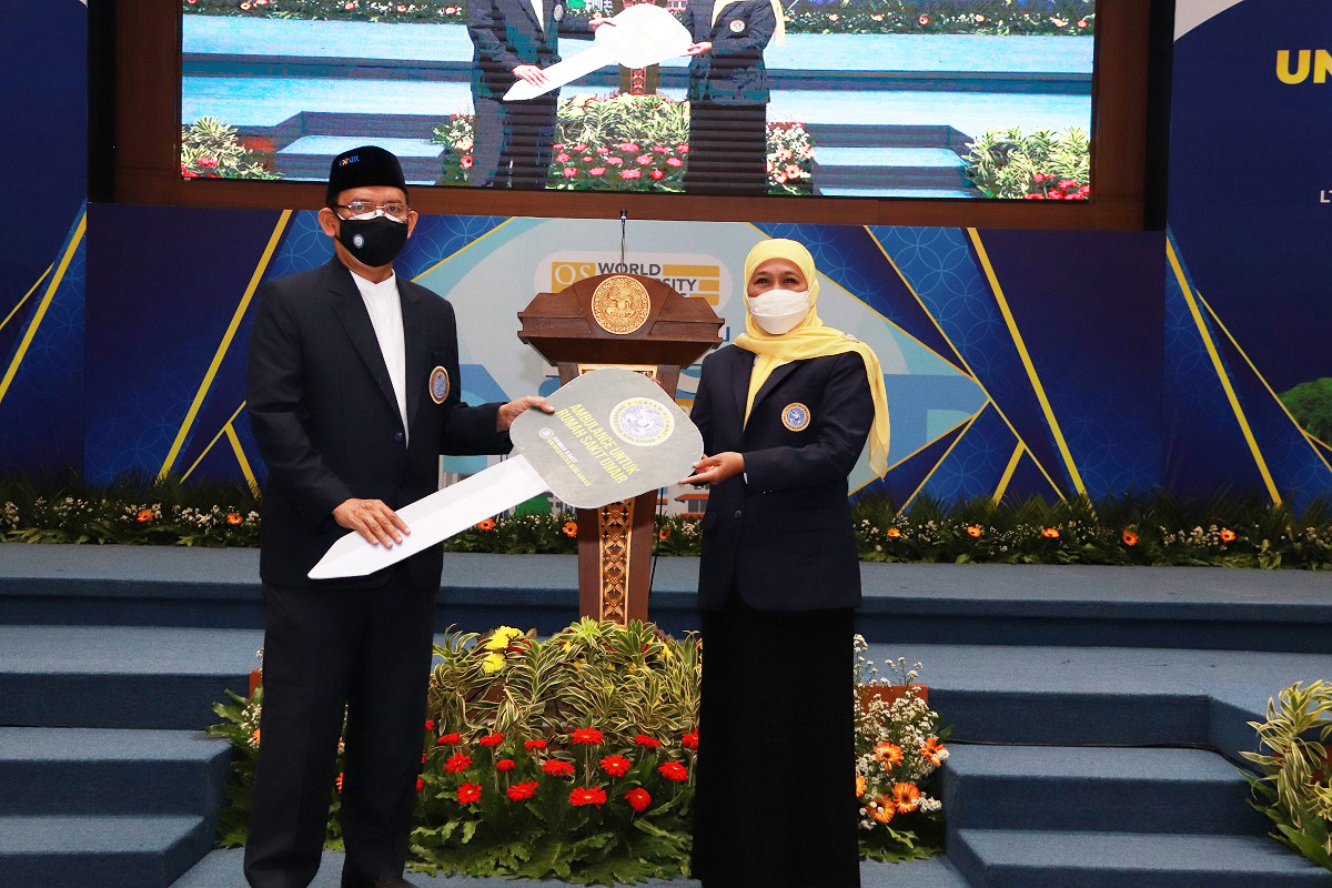 FROM the left, UNAIR Rector Prof. Moh Nasih receives an ambulance symbolically from the General Chairperson of IKA UNAIR Khofifah Indar Parawansa after inaugurating the IKA UNAIR Central Management for 2021-2025 period at Garuda Mukti on Saturday, September 11, 2021. (Photo: Agus Irwanto)