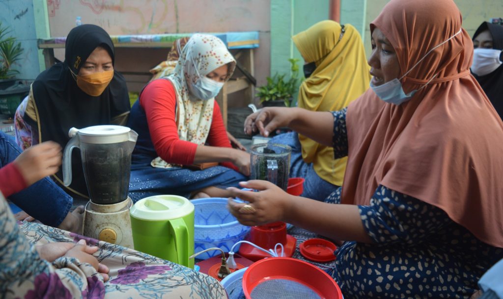 Mahasiswa Ajak Warga Membuat Micin Alami Ikan Lemuru