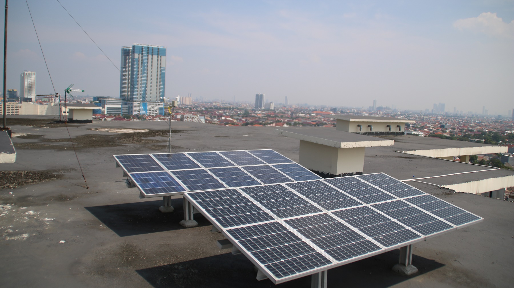Salah satu instalasi panel surya Fakultas Teknologi dan Multidisplin (FTMM). (Foto: PKIP UNAIR)