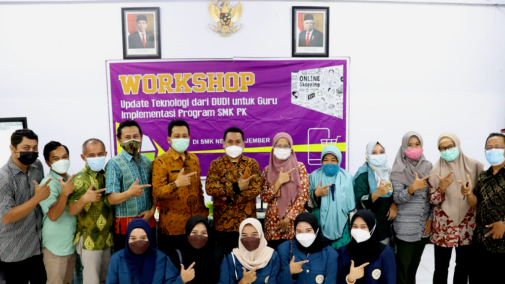 Dokumentasi serah terima prototype marketplace dari mahasiswa D3 Administrasi Perkantoran kepada SMKN 4 Jember.