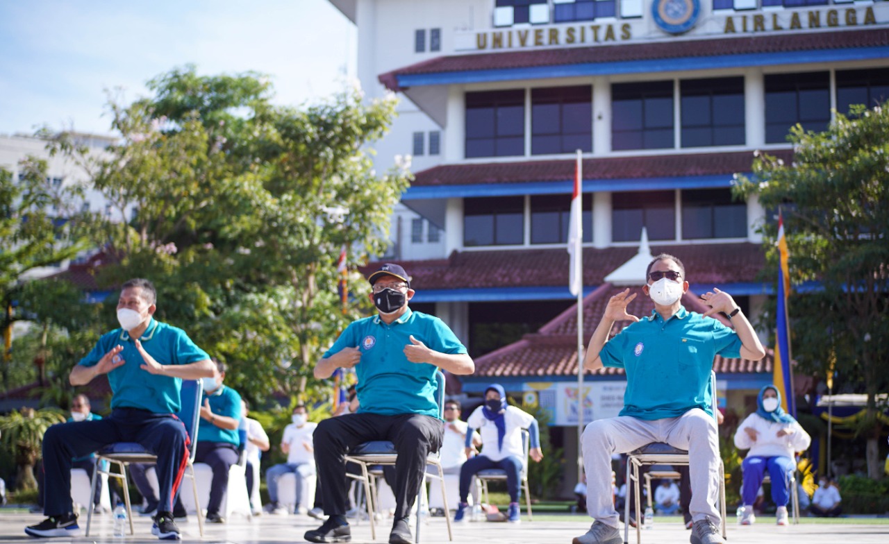 FROM left: Prof. Dr. Bambang Sektiari Lukiswanto, DEA., Drh.; UNAIR Rector, Prof. Dr. Mohammad Nasih, SE., MT. Ak.; and Chair of UNAIR Academic Senate, Prof. Djoko Santoso, dr., Ph.D., Sp.PD.K-GH.FINASIM. (Photo: Andi Pramono)