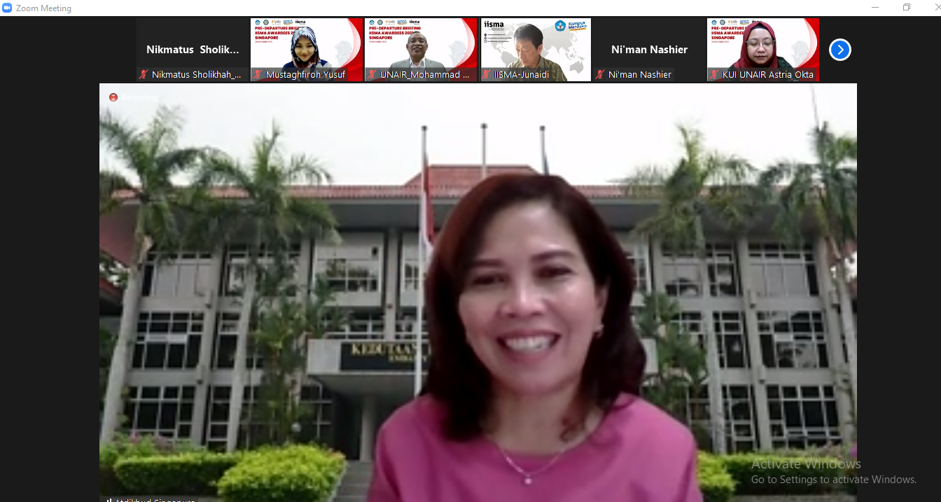 Educational and Cultural Attaché (Atdikbud) in Singapore, Enda Wulandari while giving a briefing to the IISMA awardees.