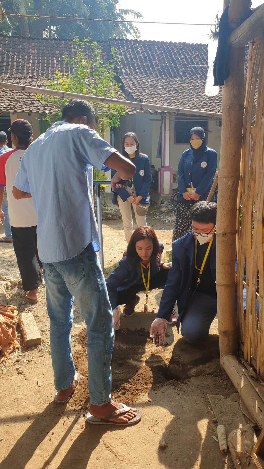Mahasiswa UNAIR Buat Lubang Biopori Pencegah Banjir di Desa Lojejer