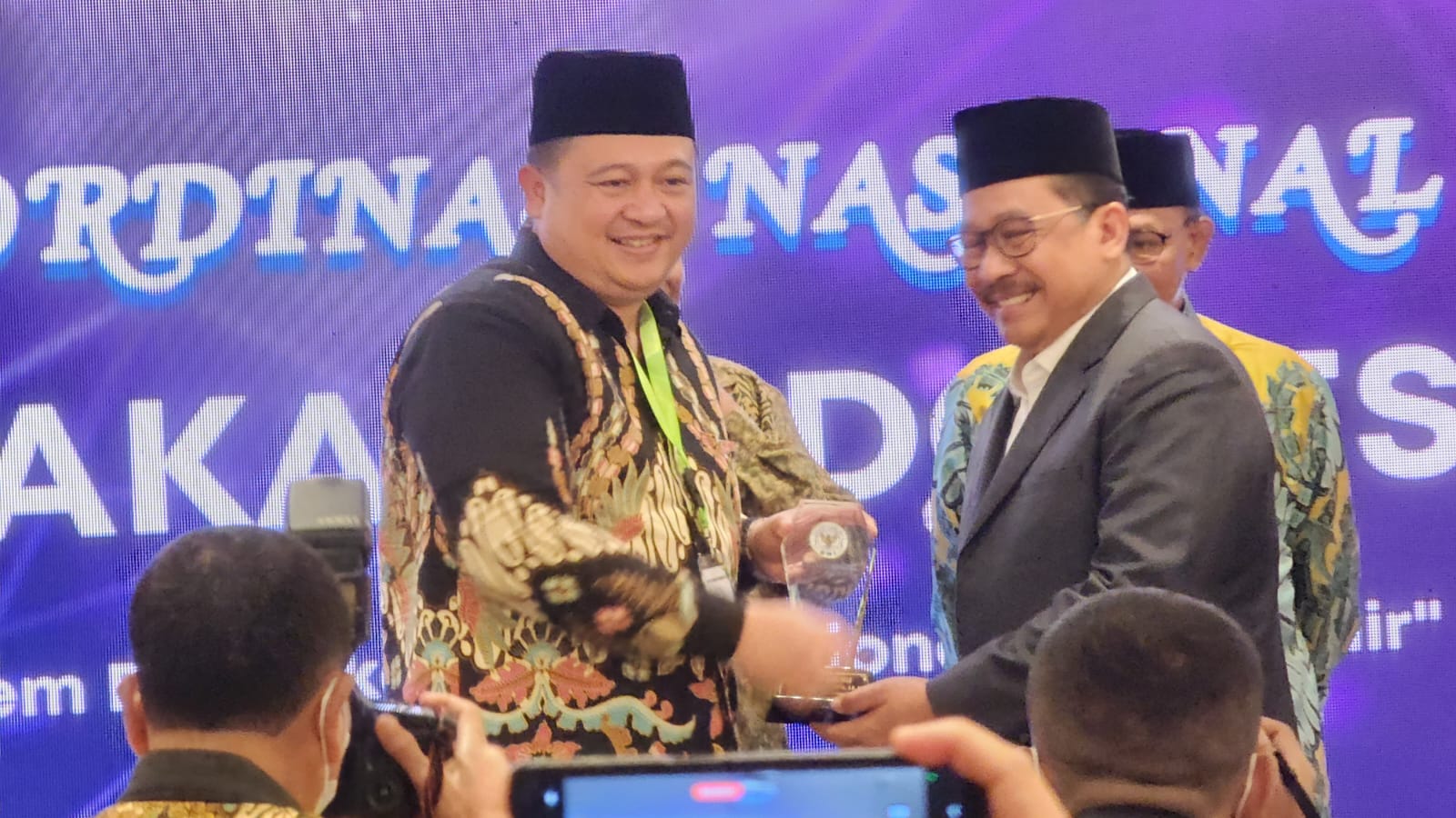Guru Besar UNAIR Raih Anugerah Tokoh Wakaf Unsur Akademisi