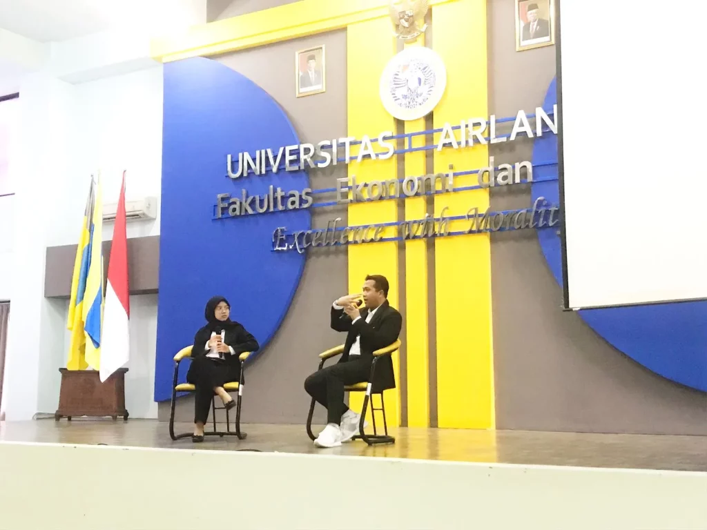 Potret Sunarto (kanan) dan Putri Nabilah (kiri) dalam GenBi Economic Education and Seminar. (Foto: Satrio Dwi Naryo)