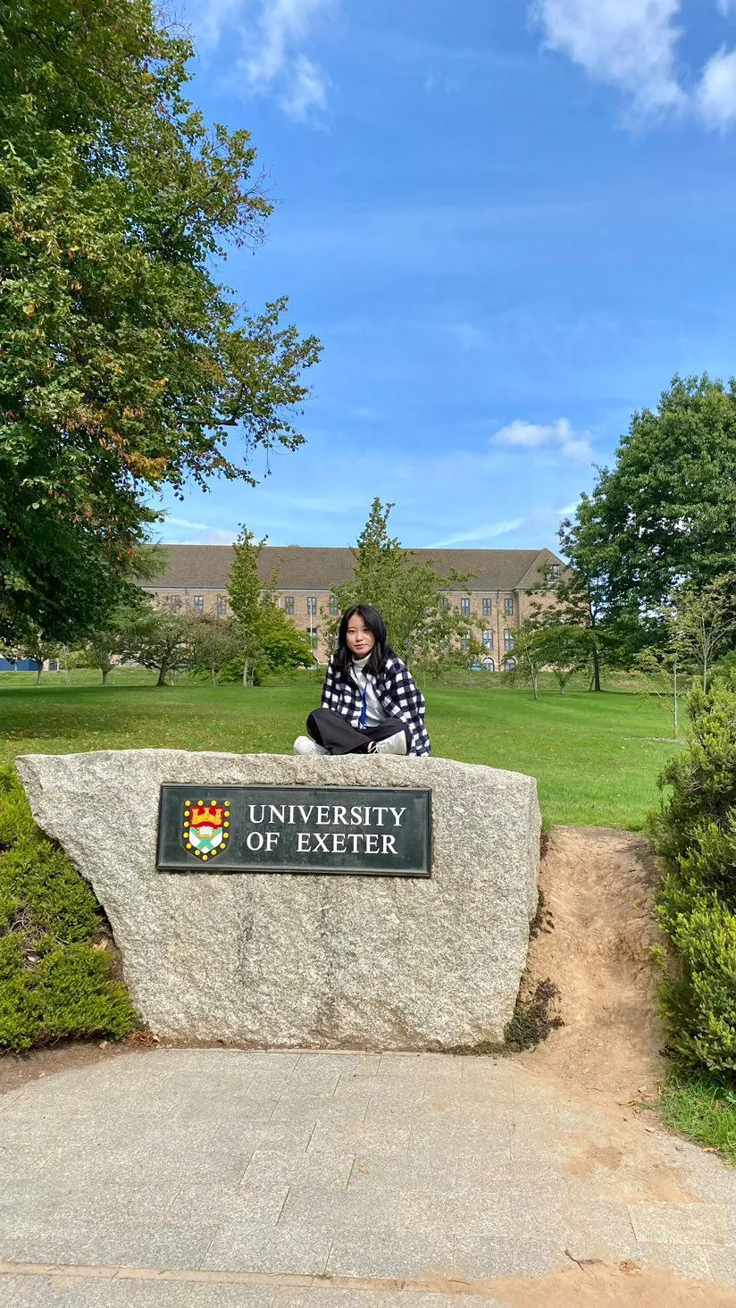 Foto Wynne Tara Elvira mahasiswa Fakultas Farmasi Universitas Airlangga (UNAIR) mendapatkan kesempatan untuk mengikuti program beasiswa International Student Mobility Awards (IISMA) 2022 di University of Exeter, United Kingdom (sumber: Istimewa)