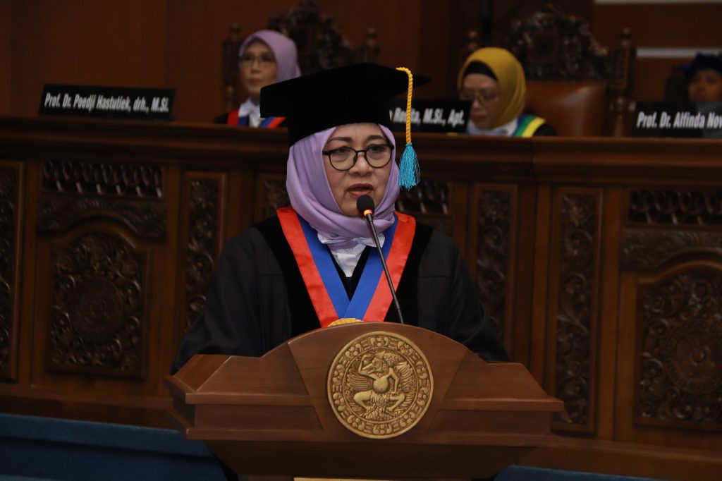 Foto Prof Dr Endang Suprihati drh MS saat menyampaikan orasinya sebagai guru besar. (Foto: Agus Irwanto)