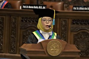 Prof Dr Noorma Rosita MSi Apt saat menyampaikan orasi ilmiah pada pengukuhan Guru Besar Universitas Airlangga (UNAIR) pada Kamis (2/3/2023). (Foto: Agus Irwanto)