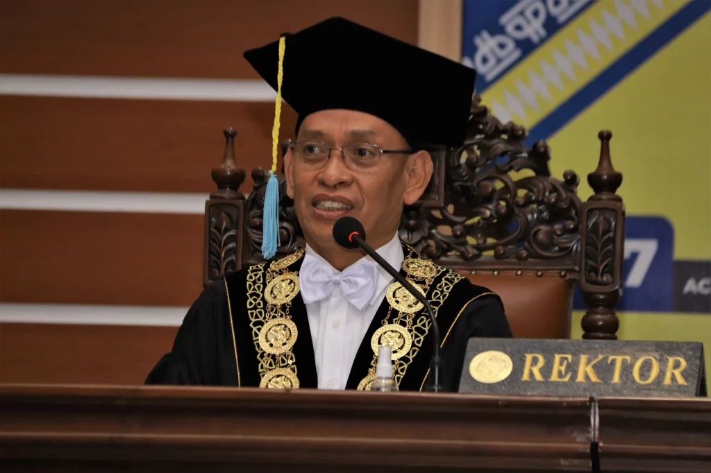 Rektor UNAIR, Prof Dr Mohammad Nasih SE MT Ak CA saat memberikan sambutan pada Kamis (2/3/2023). (Foto: PKIP UNAIR)