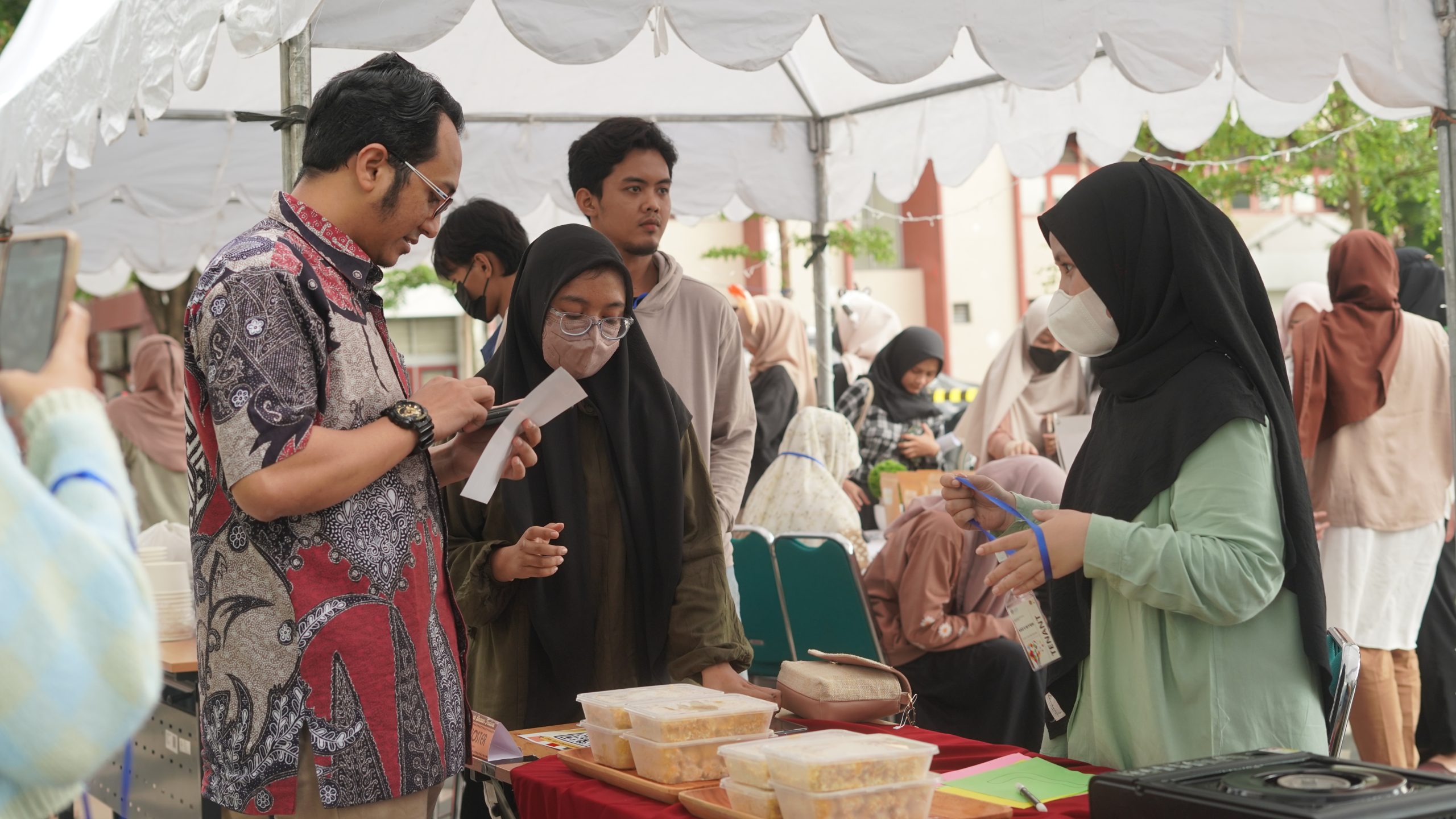 HIMA EKIS UNAIR Gelar Syariah Bazaar Festival