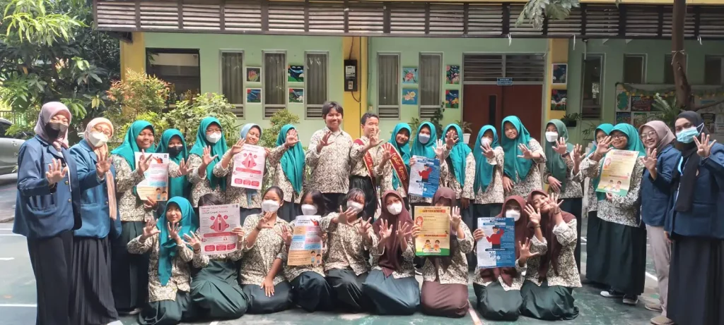 Tim Bidan Muda Profesi Universitas Airlangga (UNAIR) dan siswa-siswi SMPN 49 Surabaya. (Foto: Dokumentasi Pribadi)