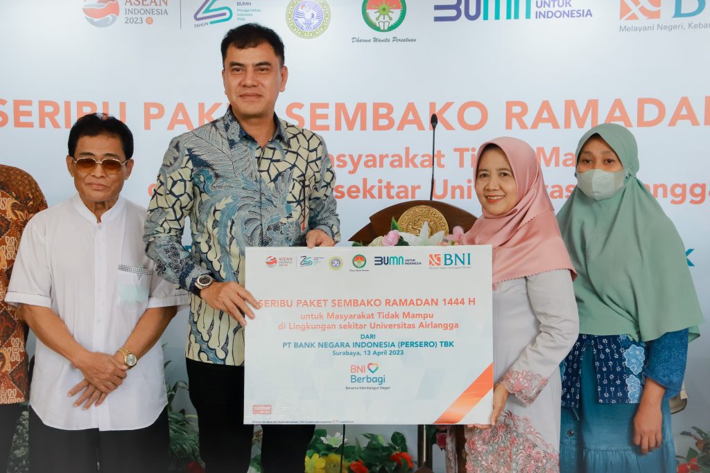 Simbolisasi penyerahan seribu sembako ramadan oleh UNAIR dan BNI