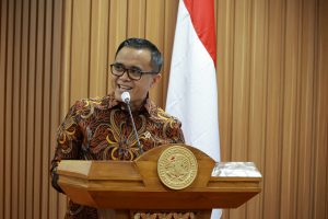 Minister of Administrative and Bureaucratic Reform Abdullah Azwar Anas greets Universitas Airlangga students on Tuesday, April 11, 2023.