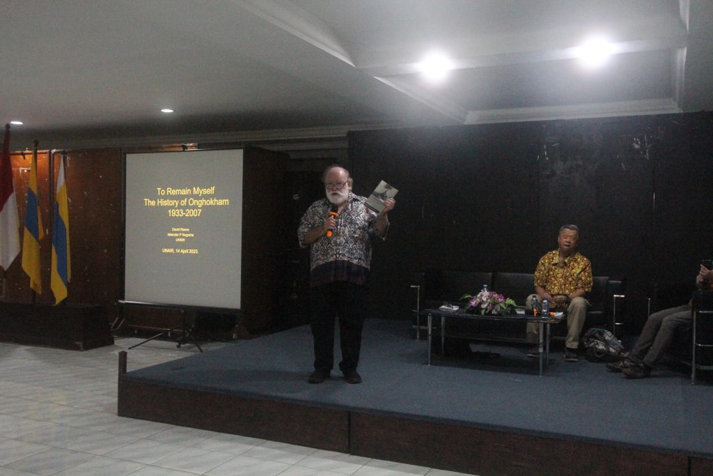 Profesor David Reeve sedang bercerita mengenai kehidupan Onghokham sebagai sejarawan yang ia tulis dalam bukunya “To Remain Myself The History of Onghokham. (Sumber: Departemen Ilmu Sejarah Fakultas Ilmu Budaya Universitas Airlangga)