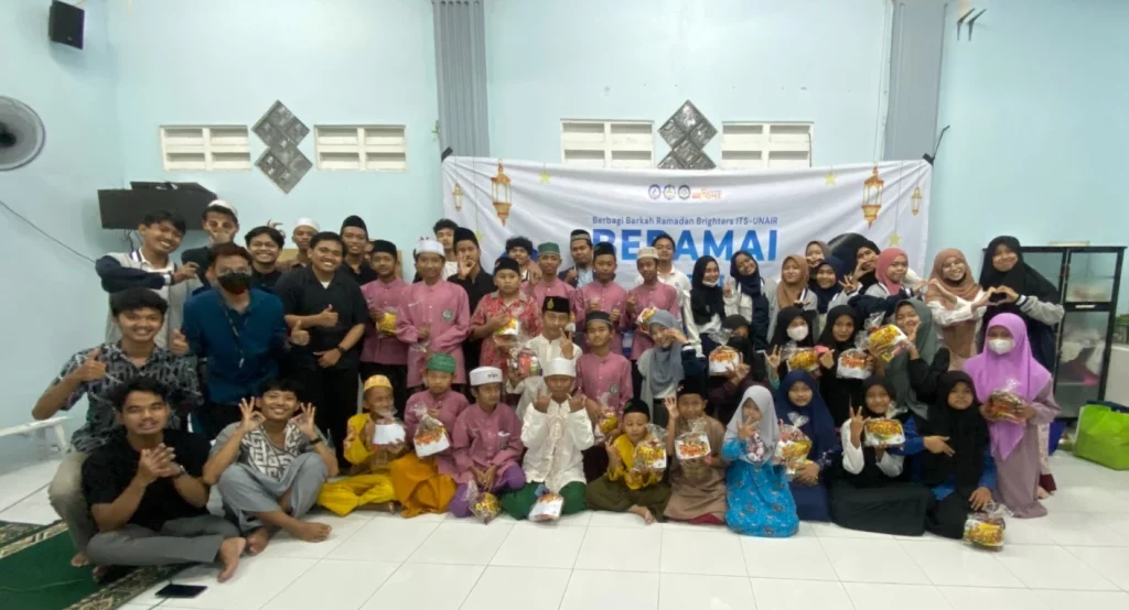Bright Scholarship UNAIR-ITS berfoto bersama anak-anak panti asuhan Assalafiyah Surabaya. (Foto: Istimewa)