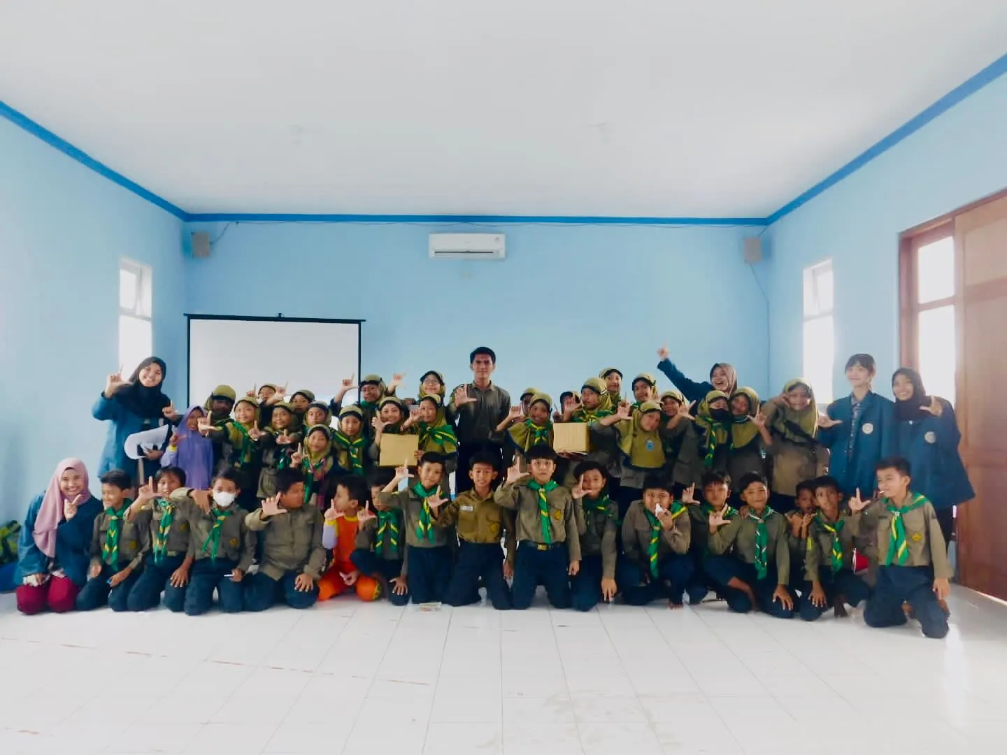 Potret Hanna Aulia dan tim bersama siswa-siswi SD Muhammadiyah 9 Surabaya. (Foto: Istimewa)