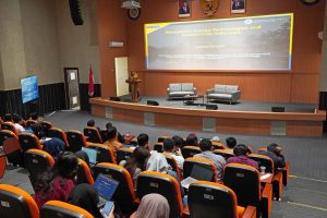 Prof Dr Retna Apsari M Si, selaku Wakil Dekan bidang III FTMM saat memberikan speech-nya. (Foto: Dhurriah Zain)