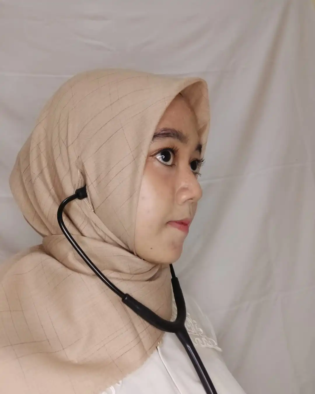Rilis: Dokter Muda UNAIR Bikin Hijab Premium yang Stetoskop Friendly
