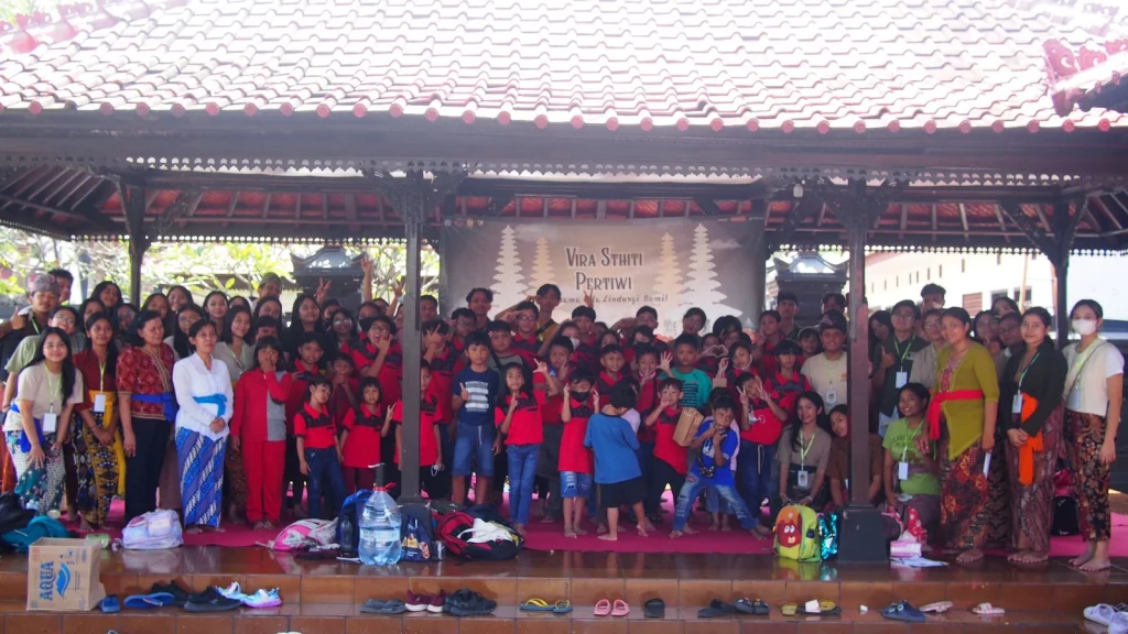 Foto Bersama Panitia dan Anak-anak Pasraman Pura Agung Jagat Karana setelah kegiatan. (Foto: Istimewa)