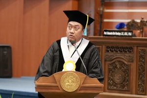 Prof. Rossanto Dwi Handoyo SE MSi PhD inaugurated as professor on Wednesday, May 10, 2023, at the Garuda Mukti Hall. (Photo: Agus Irwanto)