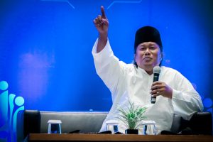 Gus Muwafiq menyampaikan paparan kepada seluruh administratur dan pengawas Universitas Airlangga (UNAIR).