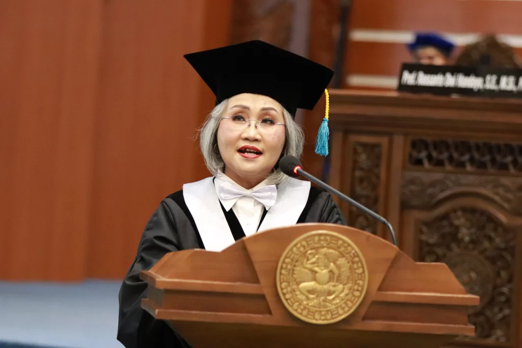 Prof Dr Noorlailie Soewarno SE MBA Ak was inaugurated as UNAIR Professor on Wednesday, May 10, 2023, at the Garuda Mukti Hall Management Office, MERR C Campus. (Photo: Agus Irwanto)