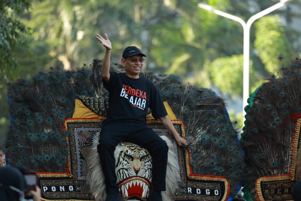 FOTO Rektor saat menaiki Reog Ponorogo dan menari. (Foto: PKIP UNAIR)