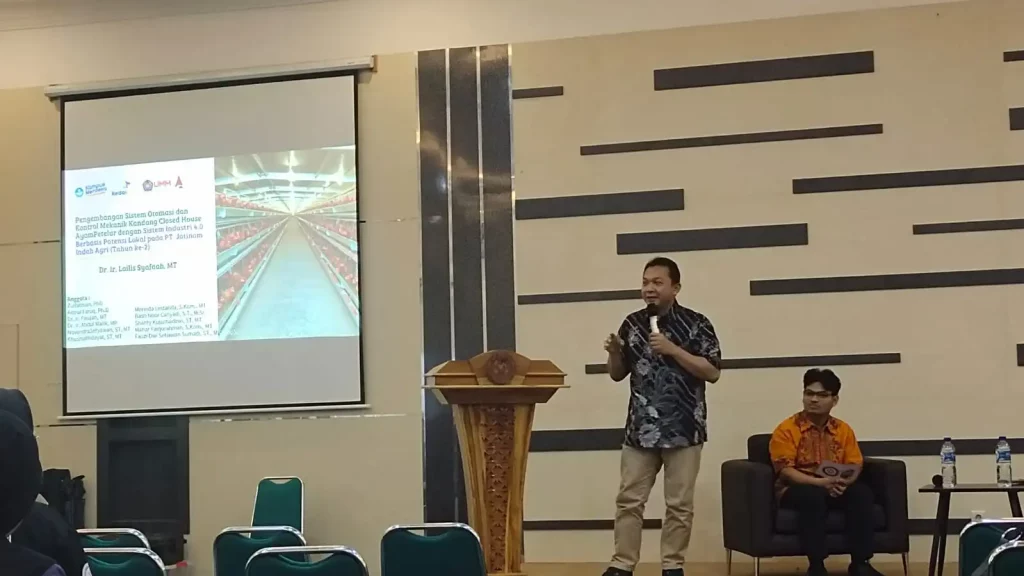 Direktur Utama Jatinom Indah, Hidayatur Rahman SE MM Mengisi Kuliah Tamu Perunggasan di Aula Kampus SIKIA Mojo pada Kamis (25/5/2023) (Sumber: Pribadi)