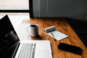 Visualisasi Laptop dan Kertas dalam Penggunaan Peresepan Obat (Sumber: Unsplash.com)