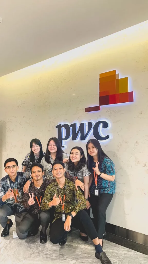 Foto bersama Bagus dengan mahasiswa magang lain di PWC. (Foto Probadi)