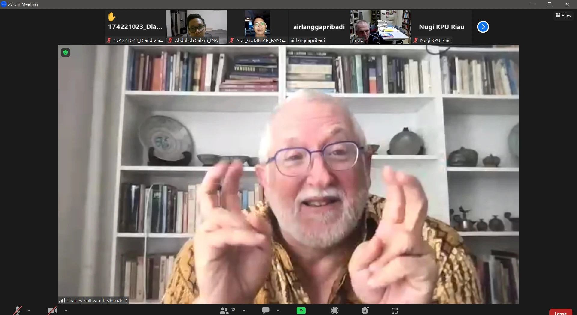 Charles P Sullivan Ph.D sedang memaparkan disertasinya yang berjudul Years Of Dressing Dangerously: Modern Women, National Identity and Moral Crisis in Soekarno’s Indonesia, 1945-1966 pada diskusi yang diadakan HIMAPOL dengan Development Study Club secara daring. (Foto: Istimewa)