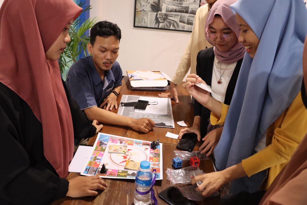 Suasana Expo Historiopreneurship yang diadakan di FIB UNAIR. (Foto : Fachrizal Hamdani)