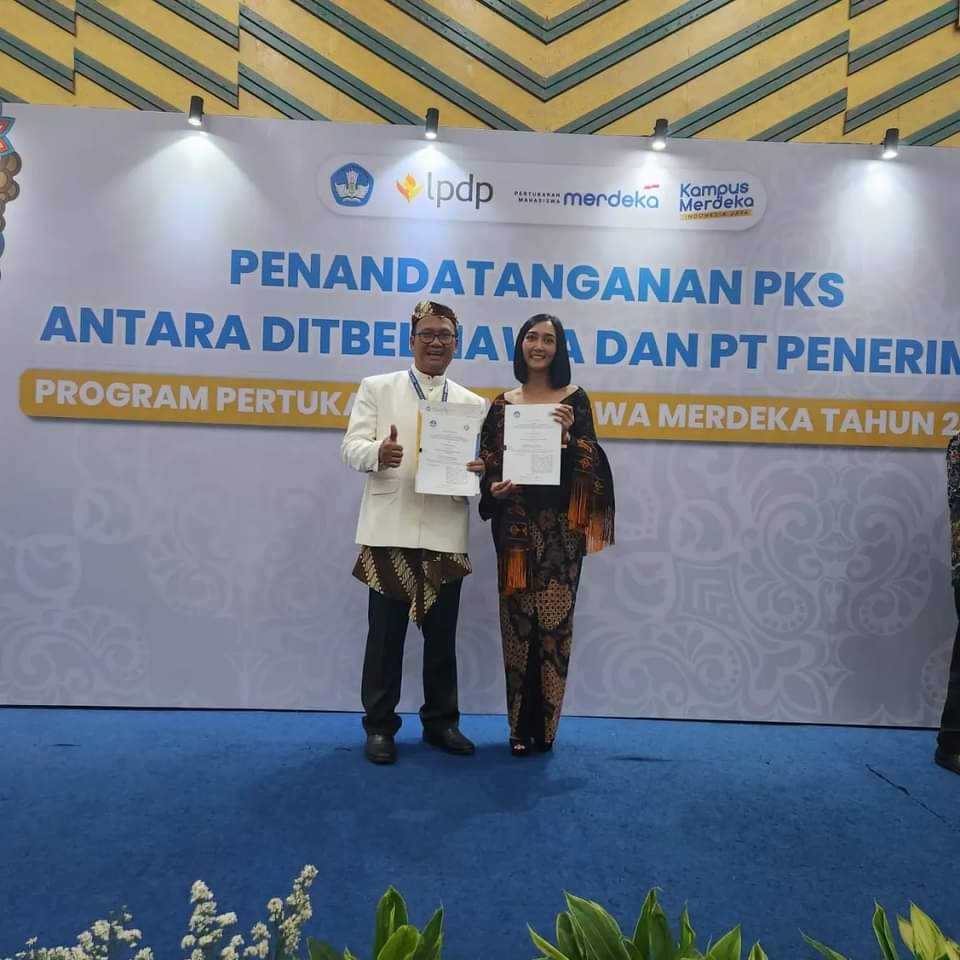 UNAIR Director for Academic Affairs, Prof. Dr. Sukardiman MS Apt and Head of PMM Program Asri Aldila Putri SSos MSi at the PMM 2023 partnership agreement signing session June 15, 2023. (Source: Personal documentation)