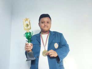 Muchammad Adam Wildan, mahasiswa Fakultas Kesehatan Masyarakat Universitas Airlangga (FKM UNAIR) meraih emas di kompetisi esai nasional. (Sumber : Dokumentasi Pribadi)