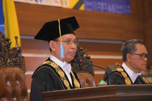 Rektor UNAIR Prof Moh Nasih saat memberikan sambutan dalam rangkaian acara pengukuhan guru besar pada Kamis (22/6/2023).