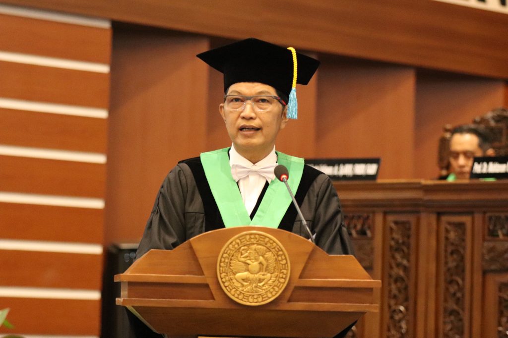 Prof Dr Gatot Soegiarto dr SpPD KAI FINASIM, Guru Besar Fakultas Kedokteran (FK) Universitas Airlangga (UNAIR) yang dikukuhkan pada Kamis (22/6/2023).