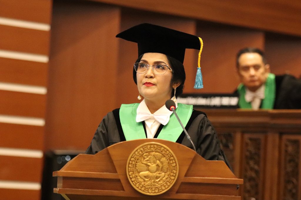 Prof Dr Laksmi Wulandari dr SpP(K) FCCP FISCM FISR resmi menjadi Guru Besar (Gubes) Fakultas Kedokteran (FK) Universitas Airlangga (UNAIR) yang ke-125.