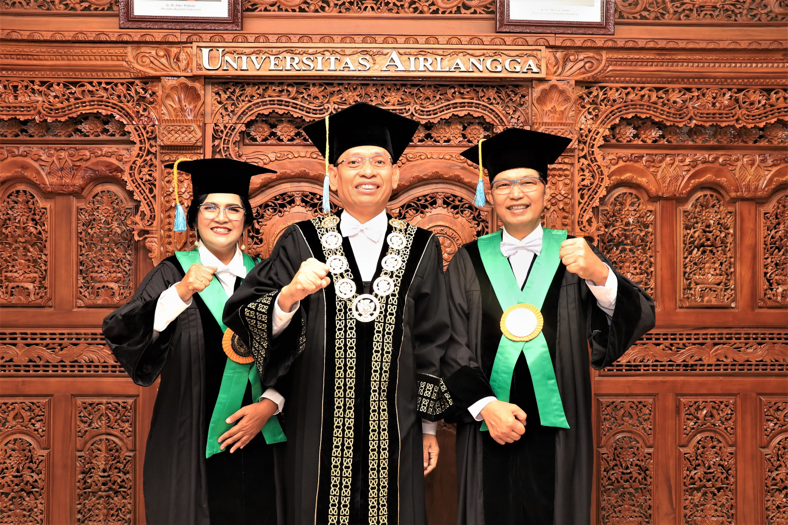 Rektor UNAIR Prof Moh Nasih bersama pasangan suami istri Prof Gatot (kanan) dan Prof Laksmi (kiri) usai pengukuhan guru besar pada Kamis (22/6/2023).