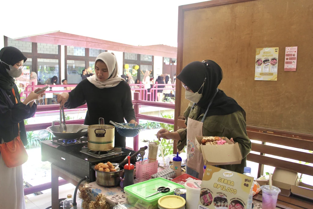 Suasana saat KWU Expo 2023 di FKM UNAIR. (Foto: Istimewa)