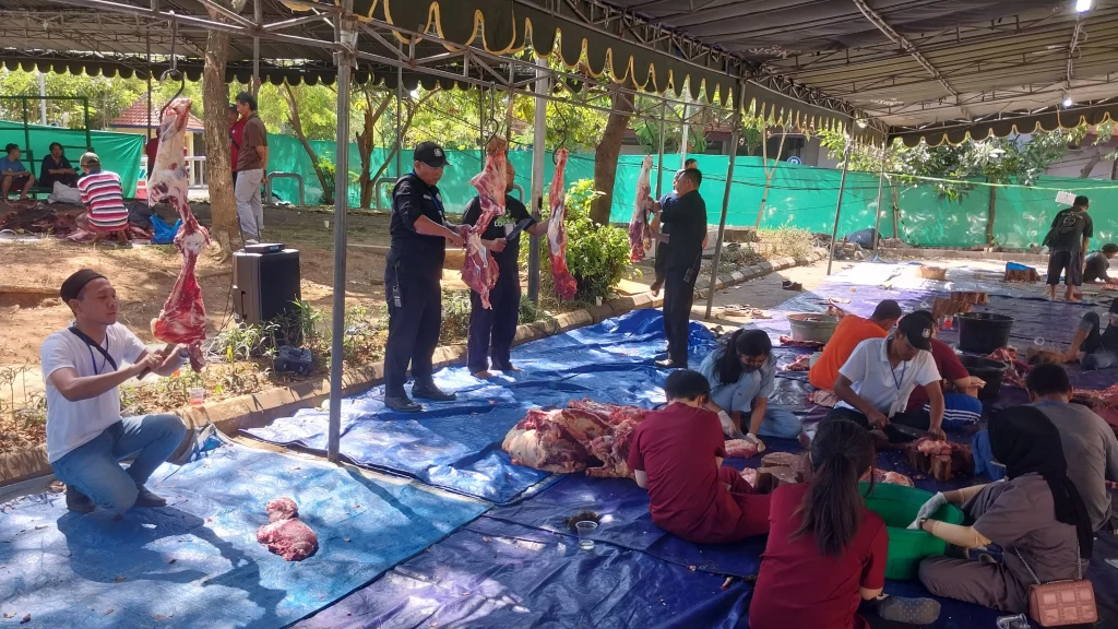 Aktivitas penyembelihan hewan kurban di Masjid Ulul Azmi. (Sumber: Pribadi)