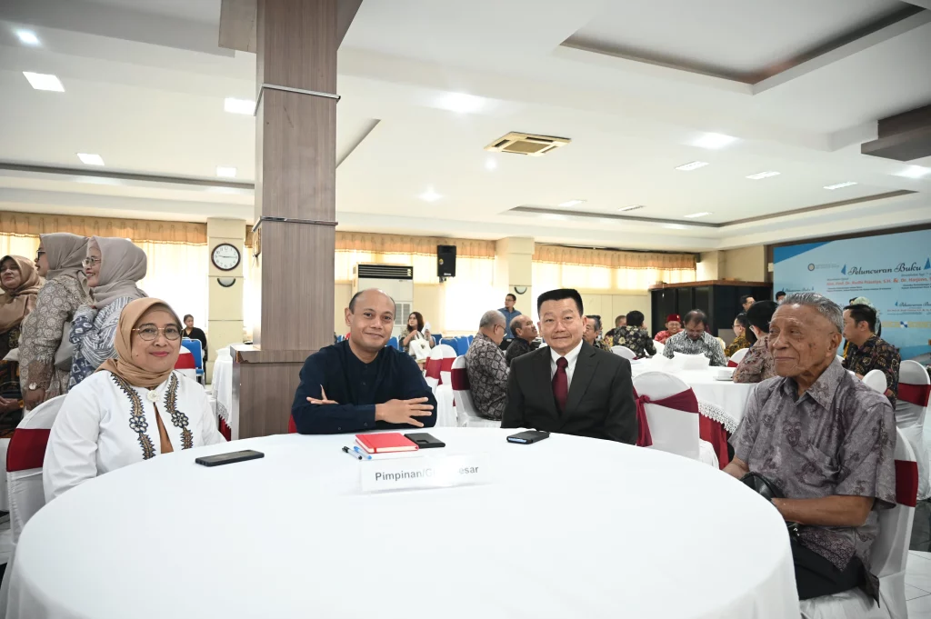 Acara Peluncuran Buku Prof Dr Rudhi Prasetya SH (Pakar Hukum Bisnis) dan Dr
Harjono SH MCL (Pakar Hukum Pemerintahan). (Foto: HUMAS FH UNAIR/M. Alif Fauzan)