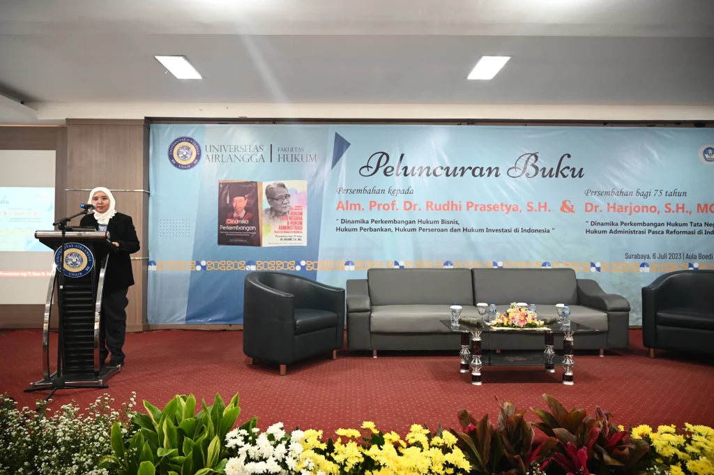 Acara Peluncuran Buku Prof Dr Rudhi Prasetya SH (Pakar Hukum Bisnis) dan Dr Harjono SH MCL (Pakar Hukum Pemerintahan). (Foto: HUMAS FH UNAIR/M. Alif Fauzan)