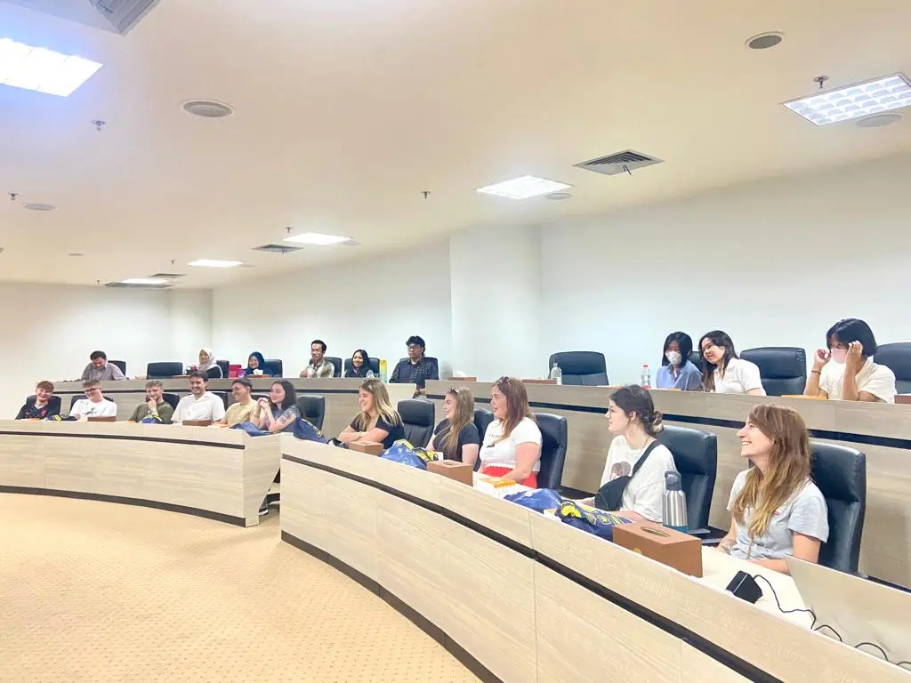 Mahasiswa Liverpool John Moores University saat mengikuti opening dan program orientation di ASEEC Tower, Kampus B Dharmawangsa UNAIR. (Foto: Istimewa)