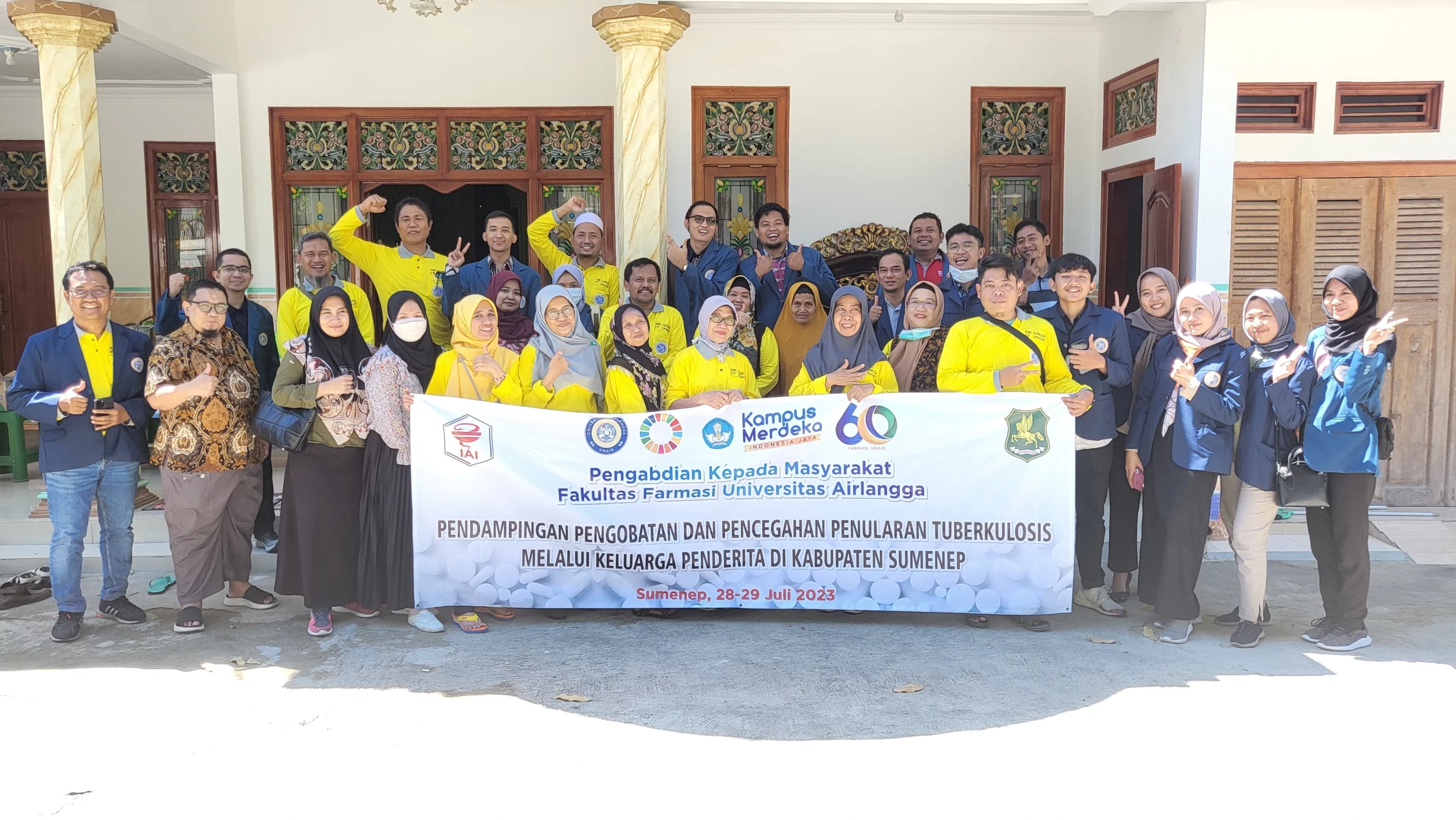 Foto bersama dosen, tenaga kependidikan, dan mahasiswa Fakultas Farmasi UNAIR saat pengabdian masyarakat di Kabupaten Sumenep. (Foto: Istimewa)