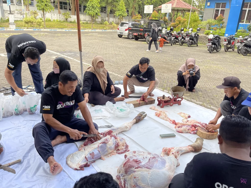 Sivitas Akademika SIKIA UNAIR Bahu Membahu Memotong Daging Hewan Qurban (Sumber: KKI UNAIR)