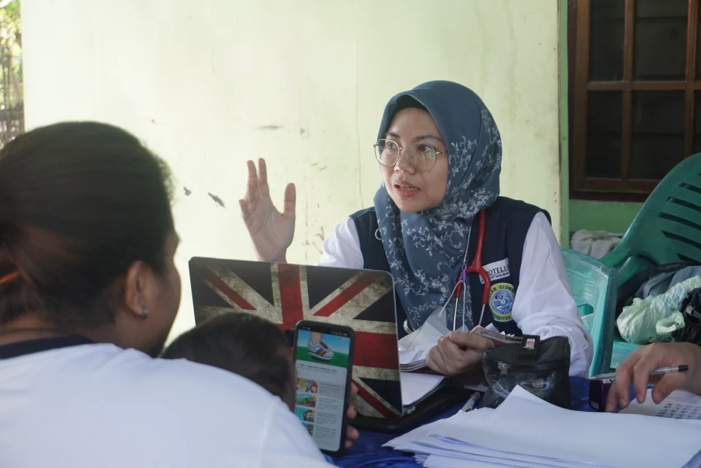 dr. Ita saat memberikan pelayanan kesehatan di NTT. (Foto: Istimewa)