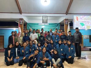 Anggota BSO Pakarsajen dan warga Desa Dayu pada acara pembukaan Daya Dayu di Desa Dayu. (Sumber: Dokumentasi Pribadi)